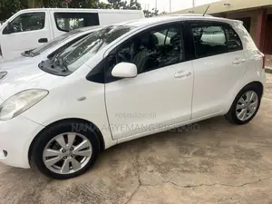 Toyota Yaris Base Hatchback 5dr 2010 White