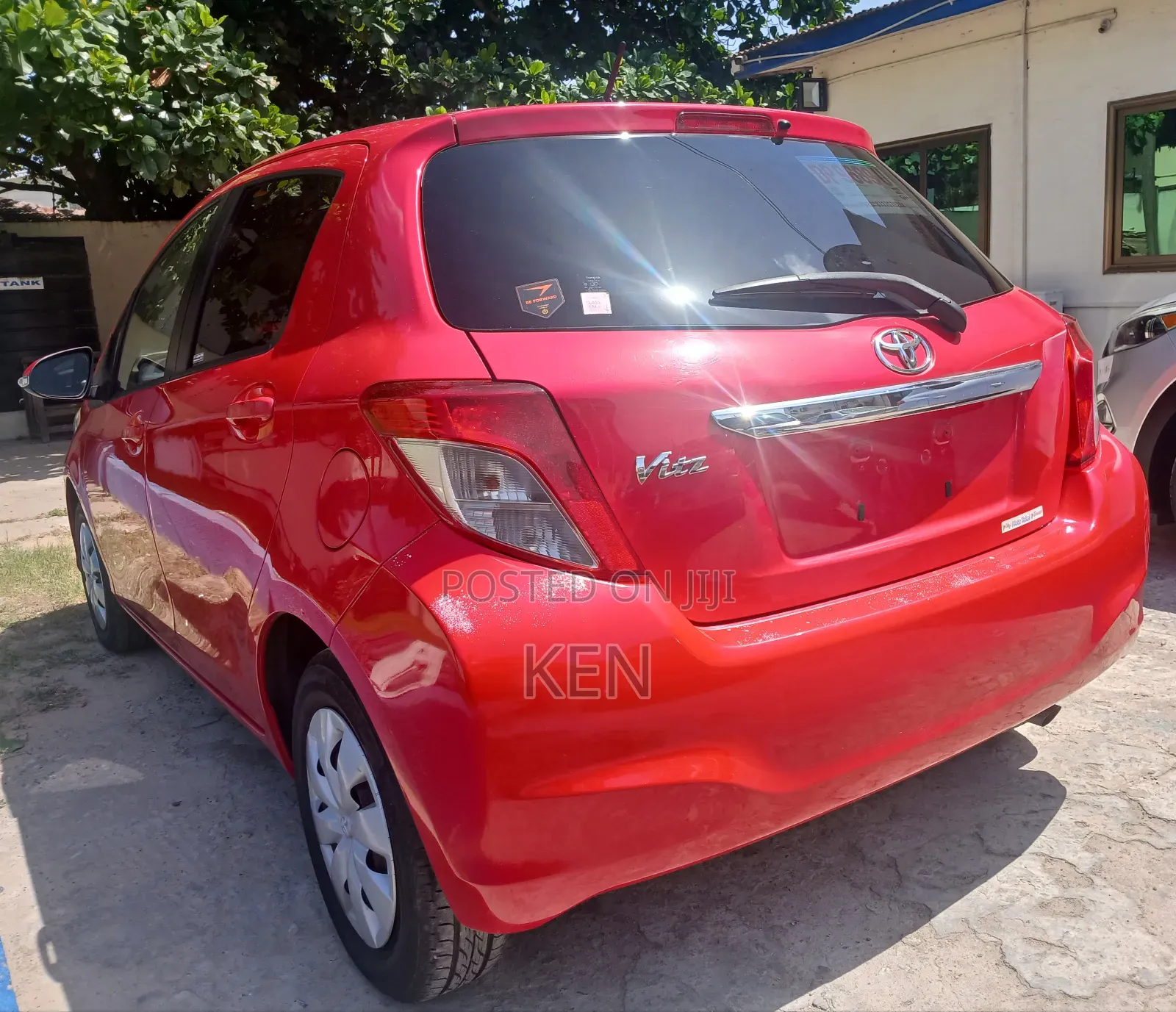 Toyota Vitz 1.3 FWD 5dr 2013 Red