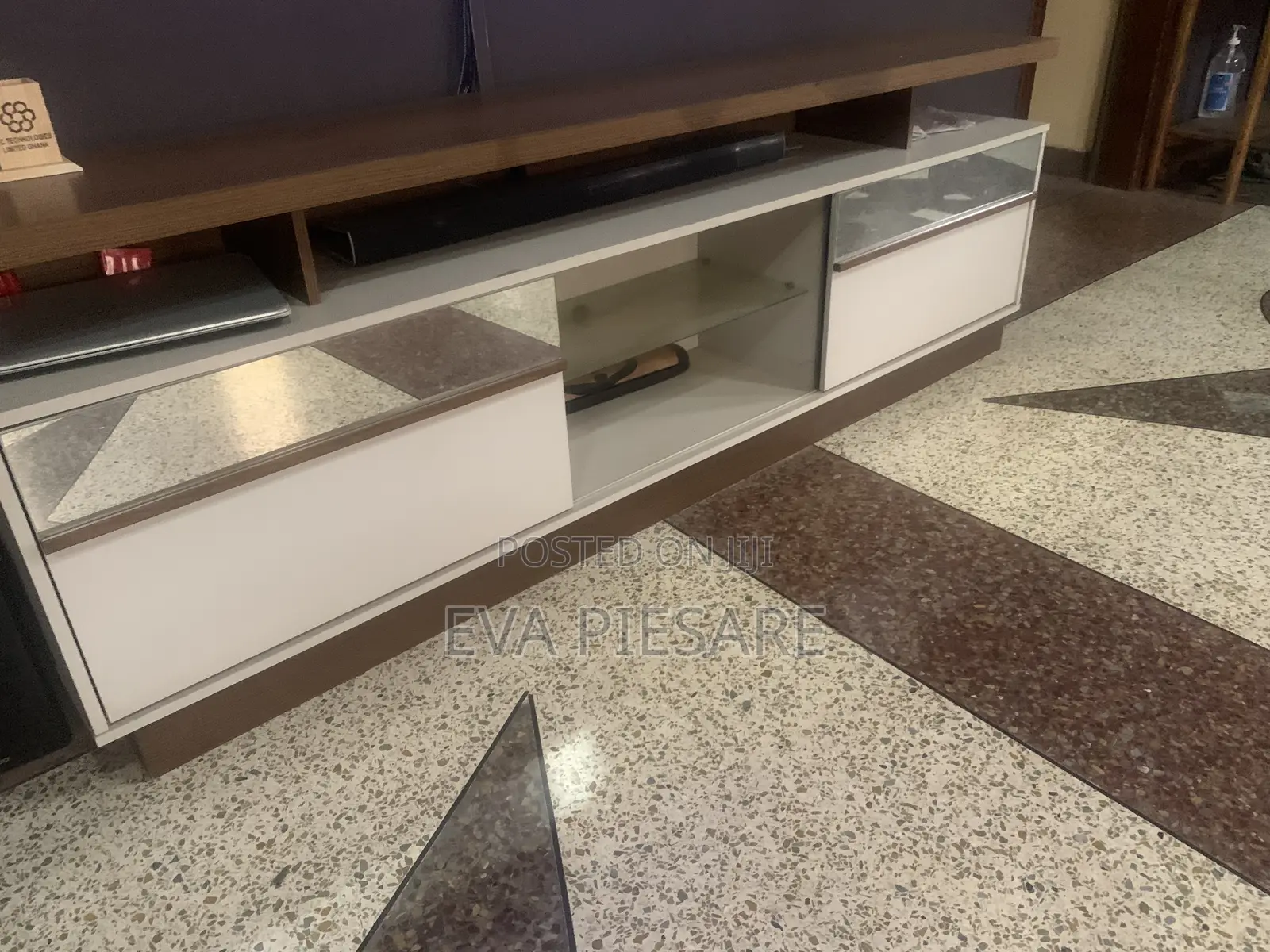 Modern Tv Stand With Glass Partitions and Design