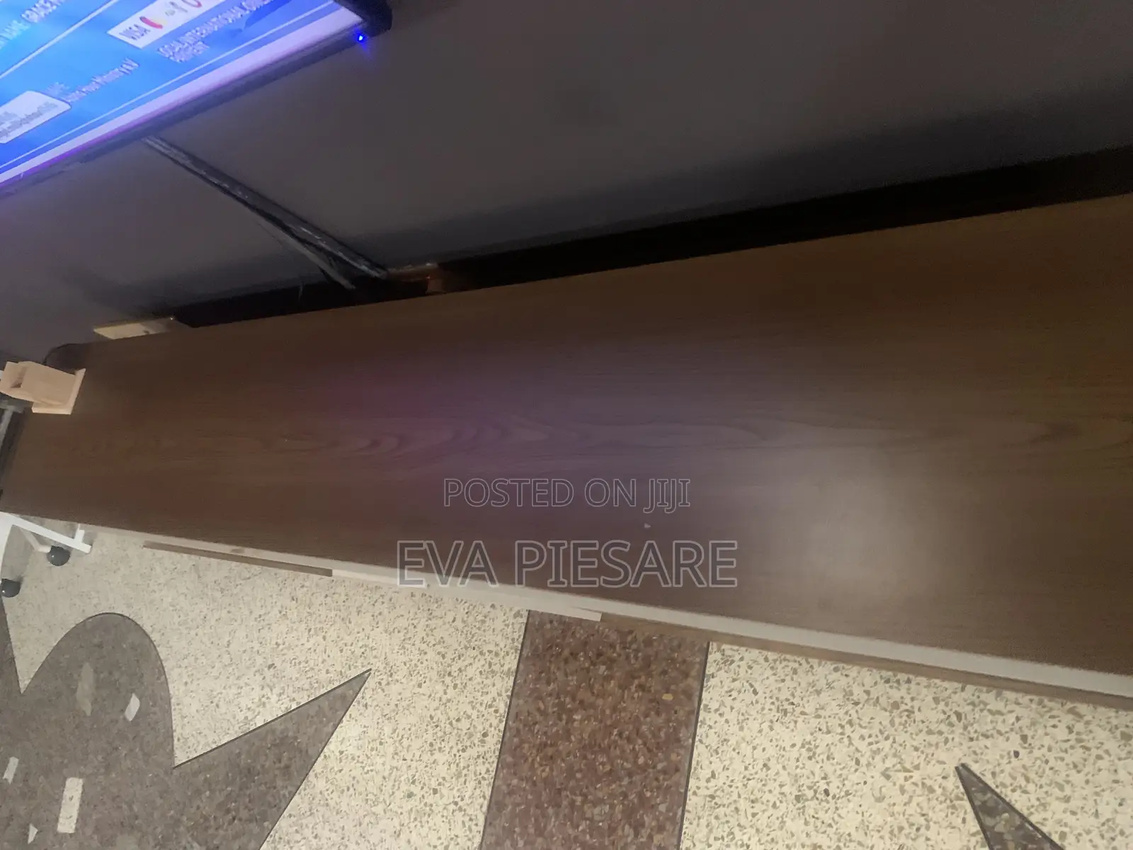 Modern Tv Stand With Glass Partitions and Design