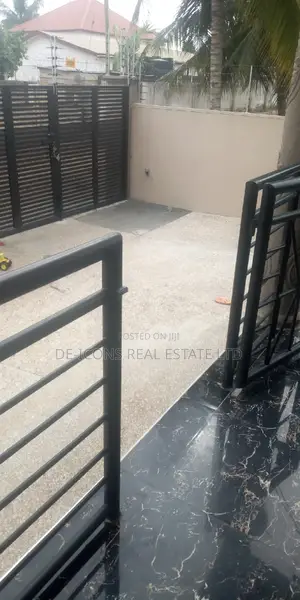 3bdrm Duplex in De-Icons Real Estate, Awutu Senya East Municipal