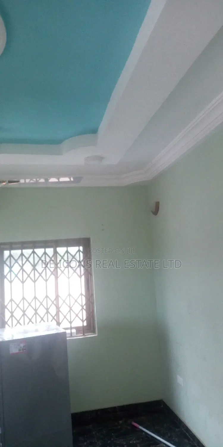 3bdrm Duplex in De-Icons Real Estate, Awutu Senya East Municipal