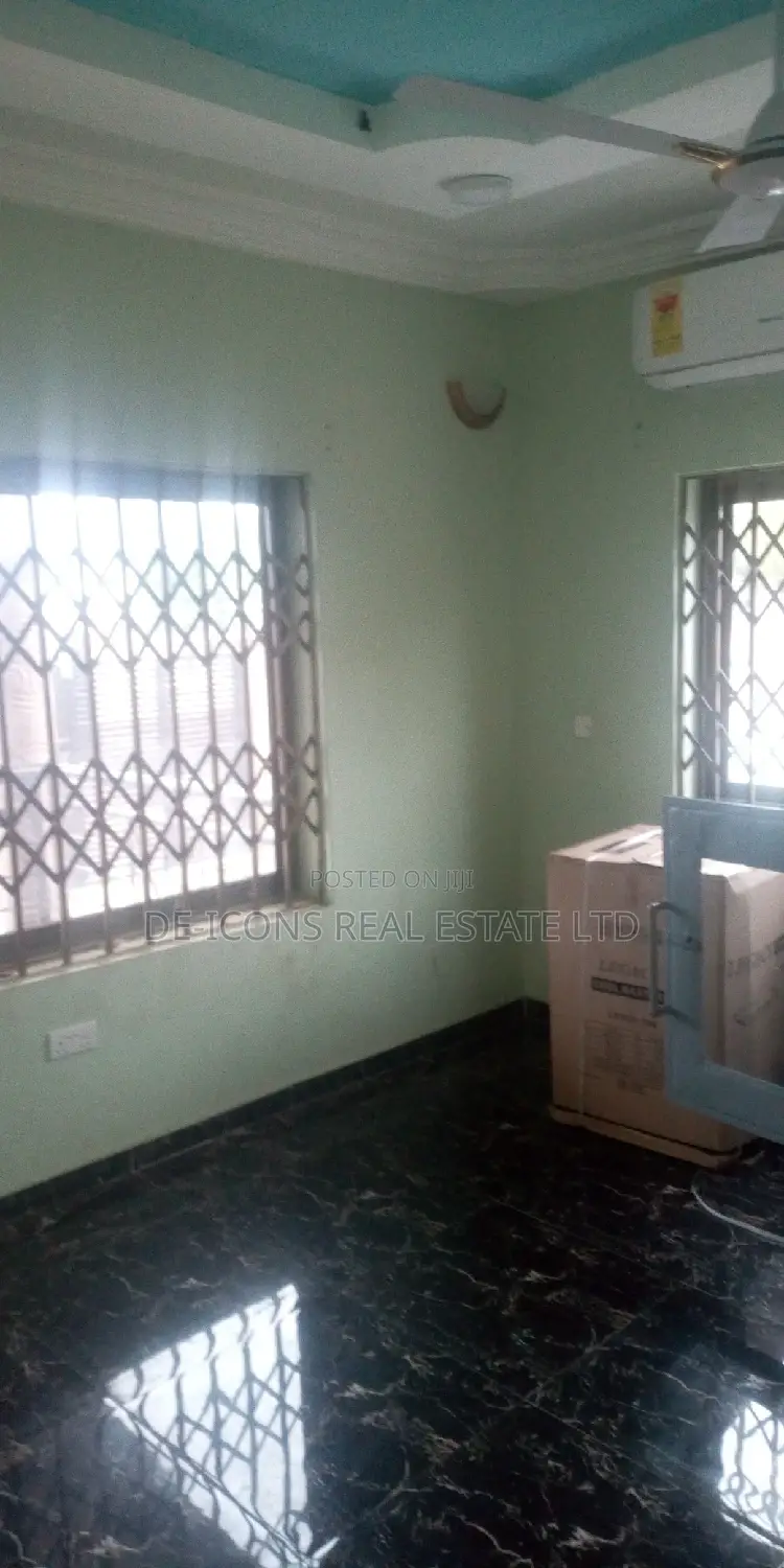 3bdrm Duplex in De-Icons Real Estate, Awutu Senya East Municipal