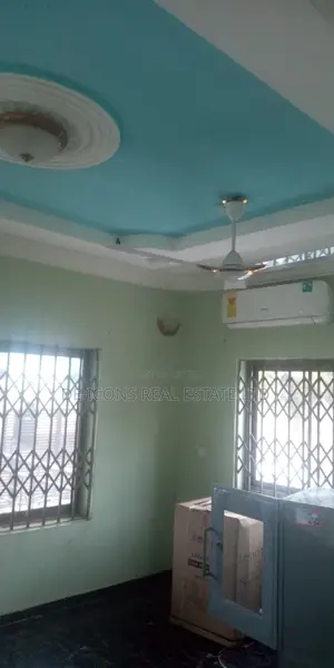 3bdrm Duplex in De-Icons Real Estate, Awutu Senya East Municipal