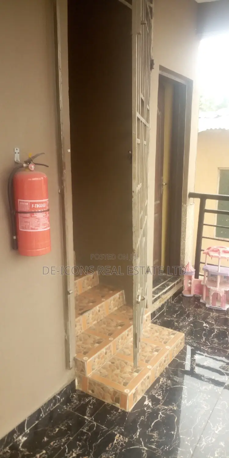 3bdrm Duplex in De-Icons Real Estate, Awutu Senya East Municipal