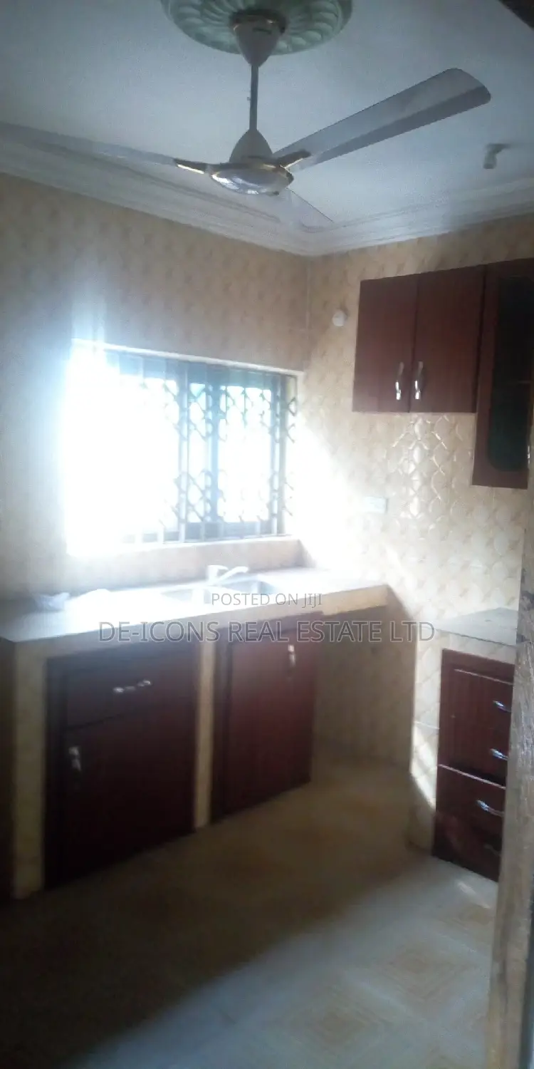 3bdrm Duplex in De-Icons Real Estate, Awutu Senya East Municipal