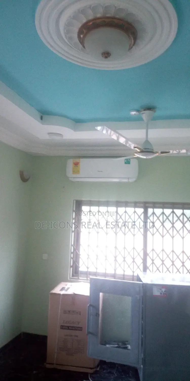 3bdrm Duplex in De-Icons Real Estate, Awutu Senya East Municipal