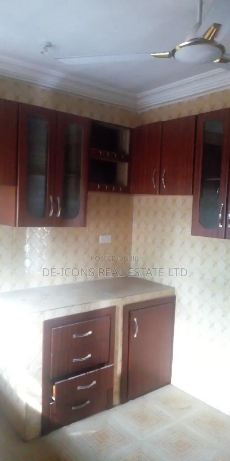 3bdrm Duplex in De-Icons Real Estate, Awutu Senya East Municipal