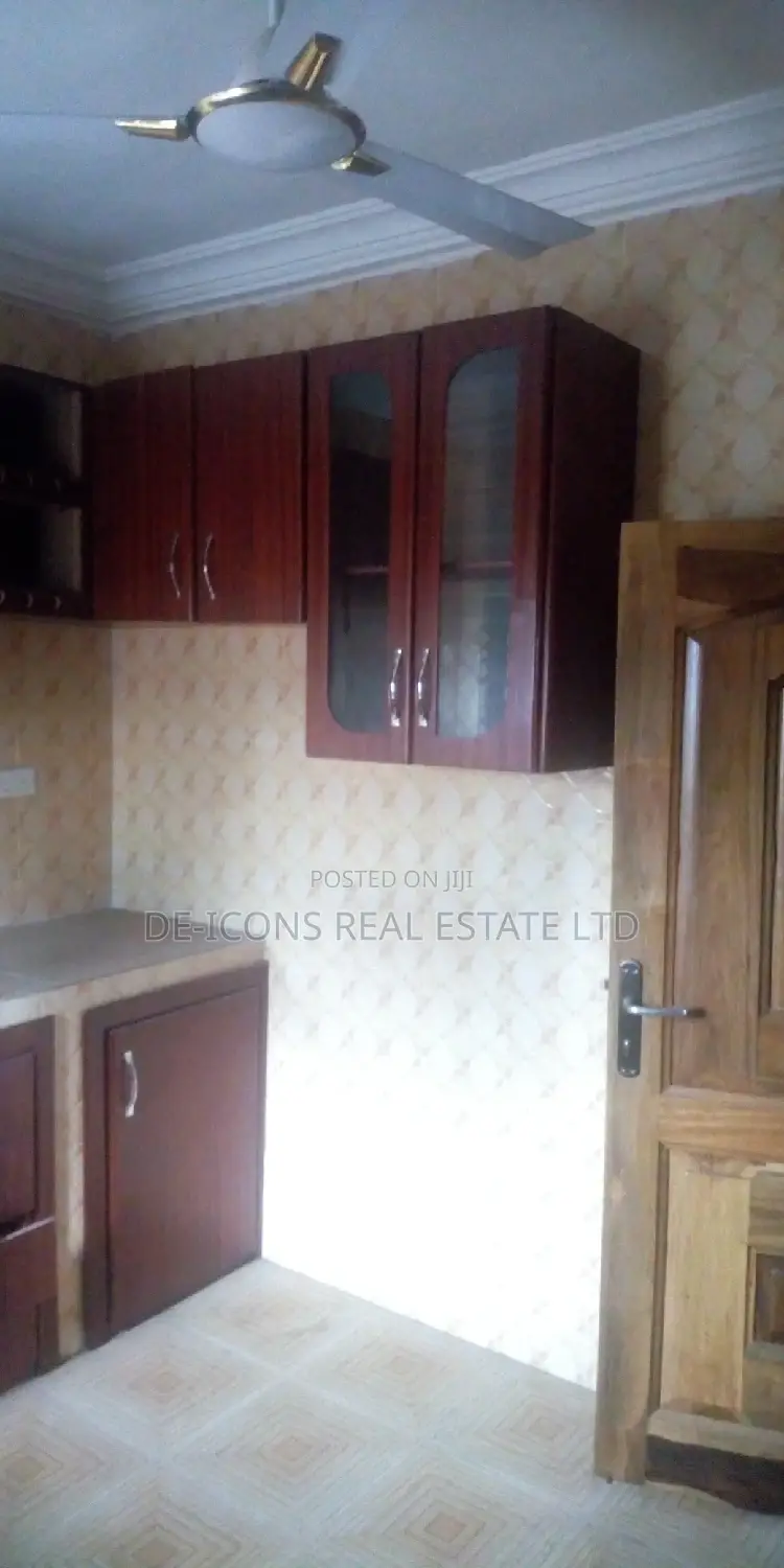 3bdrm Duplex in De-Icons Real Estate, Awutu Senya East Municipal