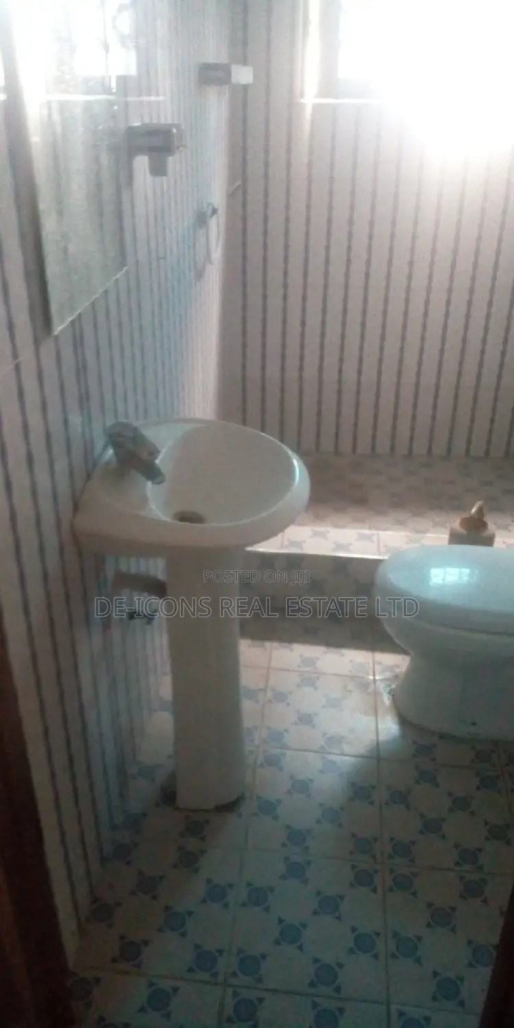 3bdrm Duplex in De-Icons Real Estate, Awutu Senya East Municipal