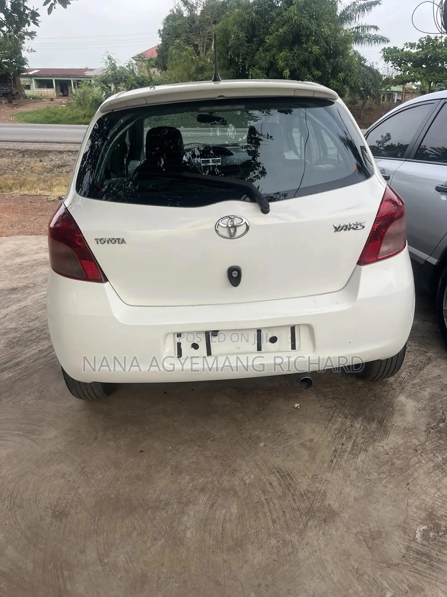 Toyota Yaris Base Hatchback 5dr 2010 White