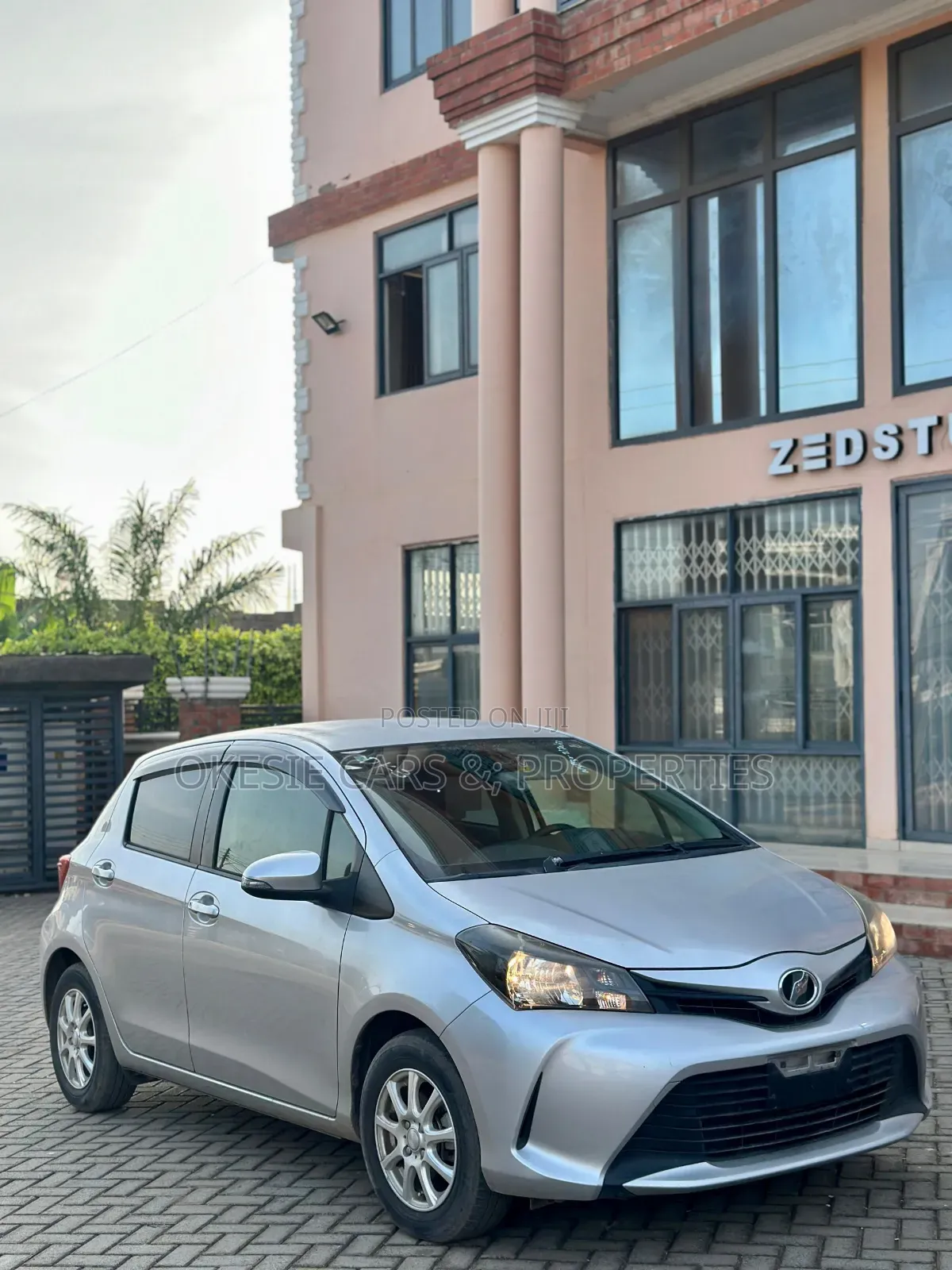 Toyota Vitz 1.3 FWD 5dr 2014 Silver