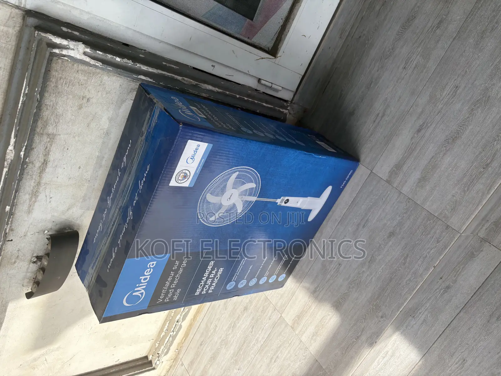 Easy to Move Midea 18′′ Rechargeable Standing Fan Fs45-23mrd