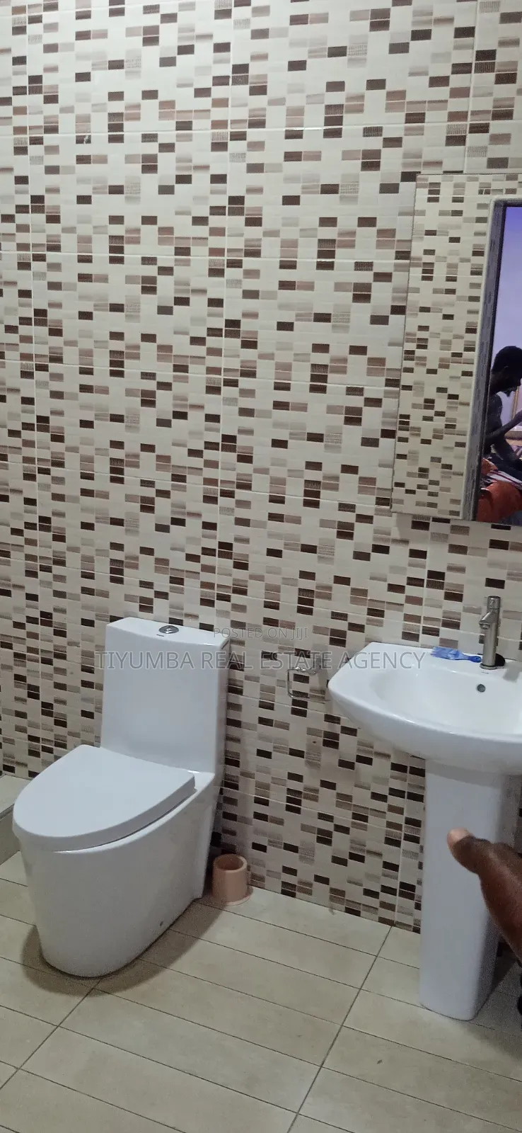 7bdrm House in Tiyumba Real Estate, Pillar 2 for rent