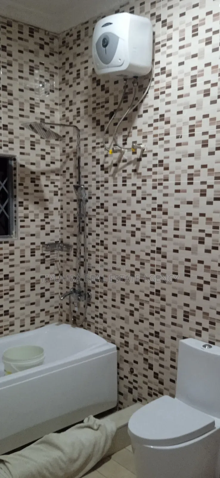 7bdrm House in Tiyumba Real Estate, Pillar 2 for rent