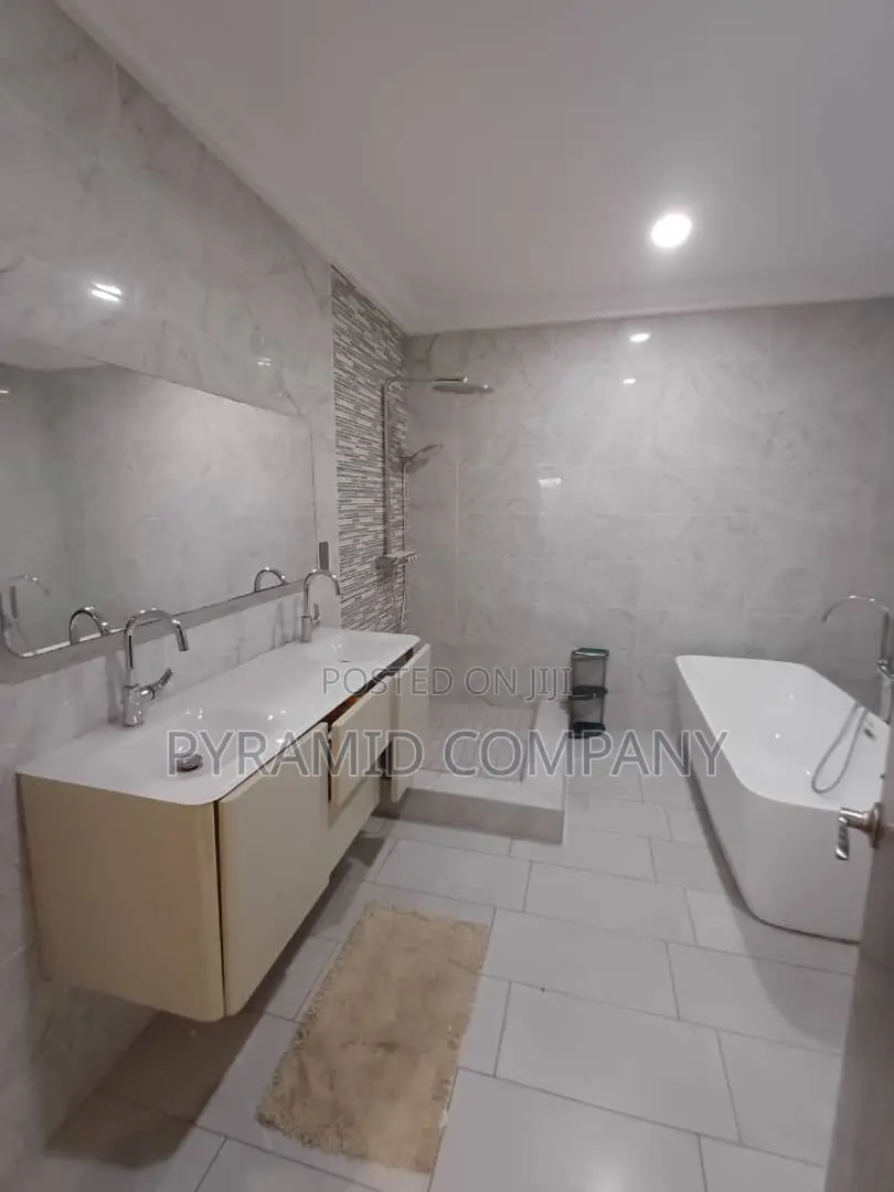 Furnished 7bdrm Mansion in Ofankor Barrier for sale