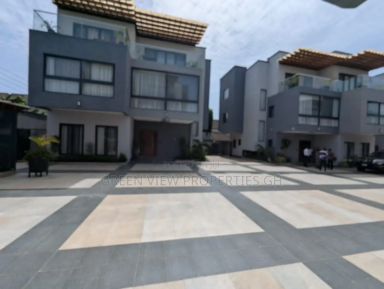 3bdrm Duplex in Airport Residential Area for rent