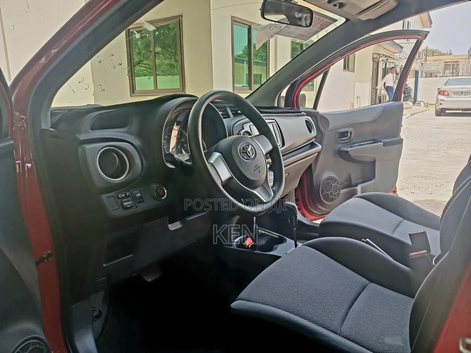 Toyota Vitz 1.3 FWD 5dr 2013 Red