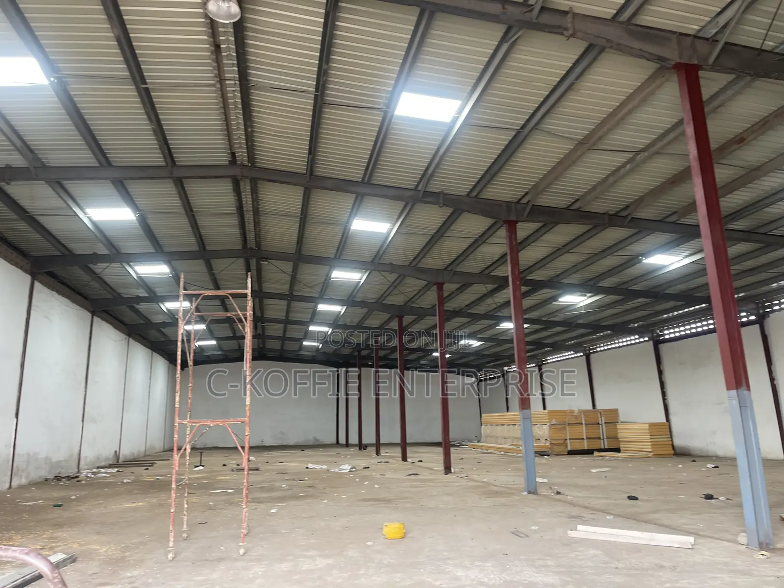 1001sqm Warehouse Plus 8bedrooms Apartments at Spintex for Rent