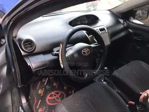 Toyota Yaris Base Sedan 4dr 2010 Blue