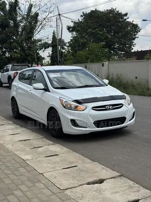 Hyundai Accent SE Hatchback 2017 White