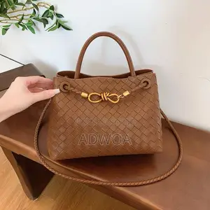 A Modest Bag That Fits Every Outing