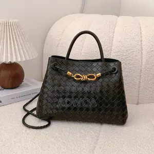 A Modest Bag That Fits Every Outing