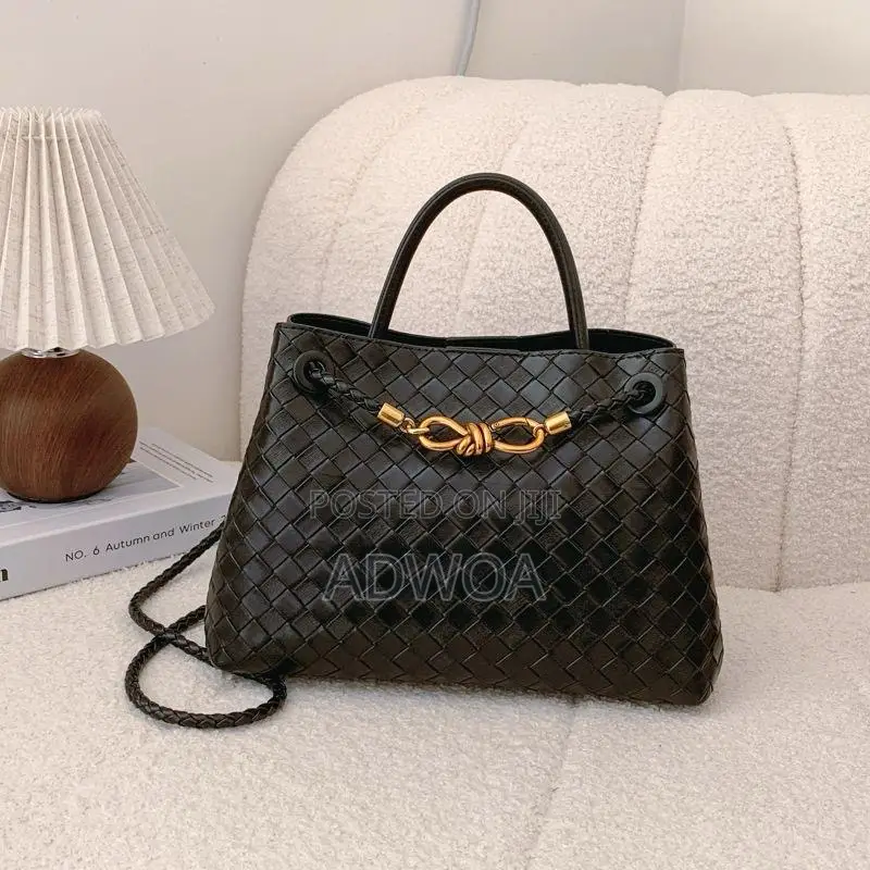 A Modest Bag That Fits Every Outing