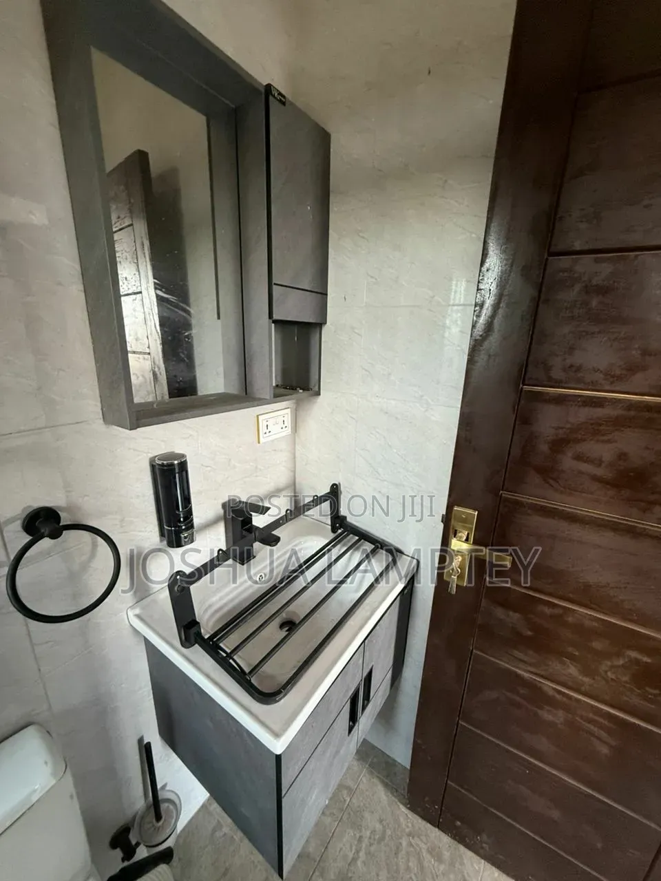 2bdrm Apartment in Ablekuma Curve, Fan Milk for rent