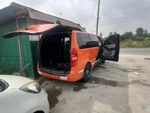 Hyundai Starex 2013 Orange
