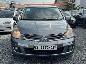 Nissan Versa 1.8 S Hatchback 2012 Gray