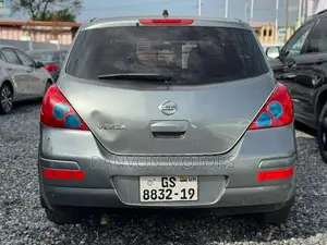 Nissan Versa 1.8 S Hatchback 2012 Gray