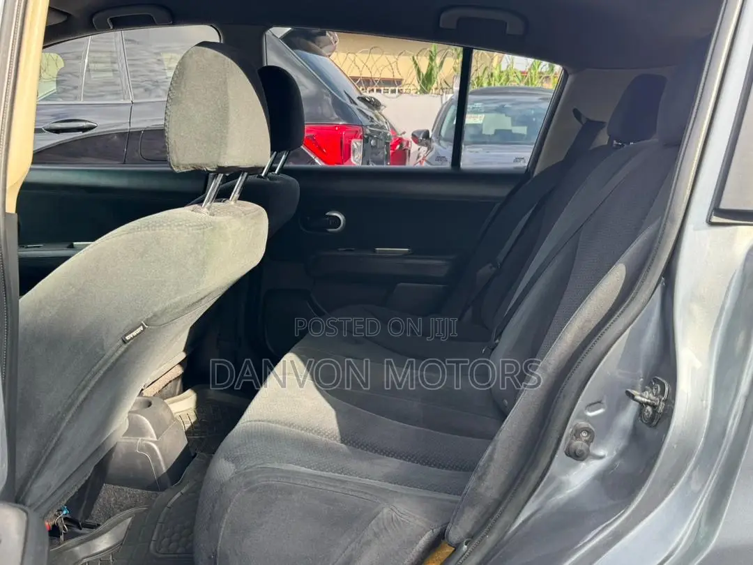Nissan Versa 1.8 S Hatchback 2012 Gray