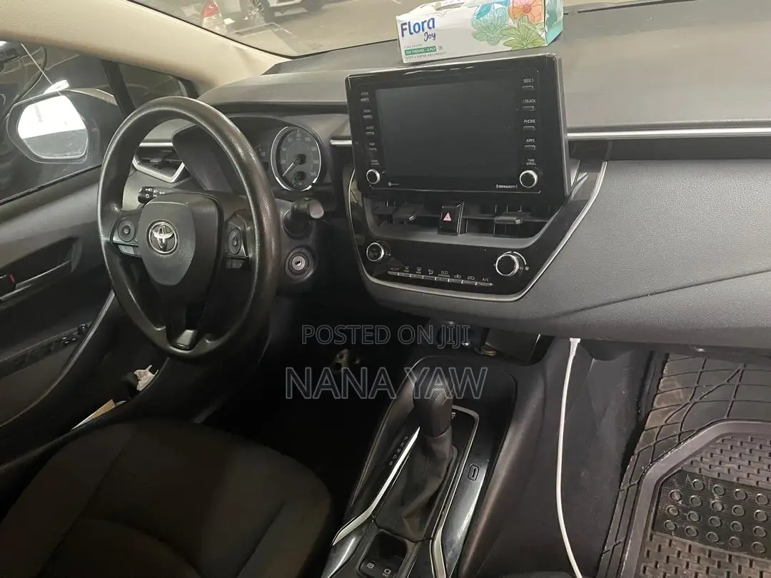 Toyota Corolla LE 2022 Silver