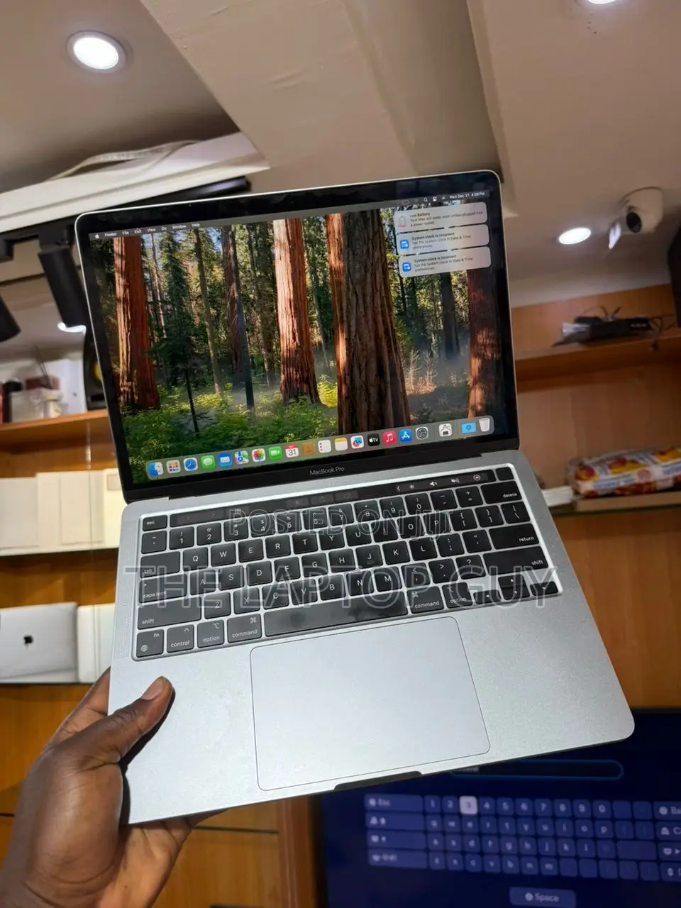 Laptop Apple MacBook Pro 2022 M2 8GB Apple M2 SSD 256GB