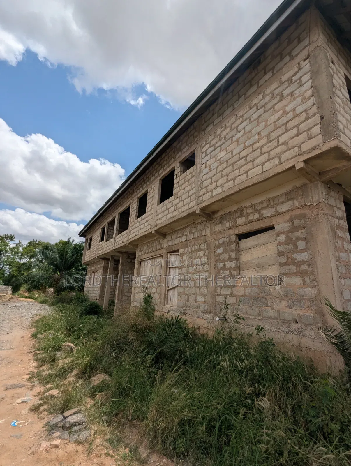 4bdrm Apartment in Pokuase for sale