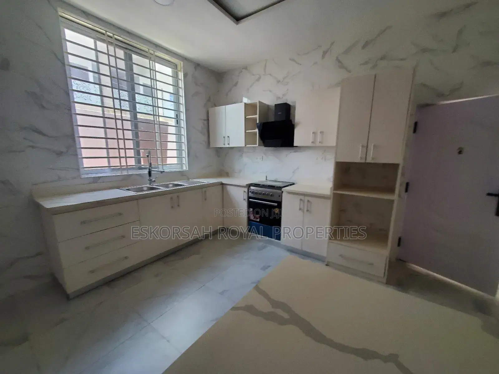 4bdrm House in Lakeside Estate for sale