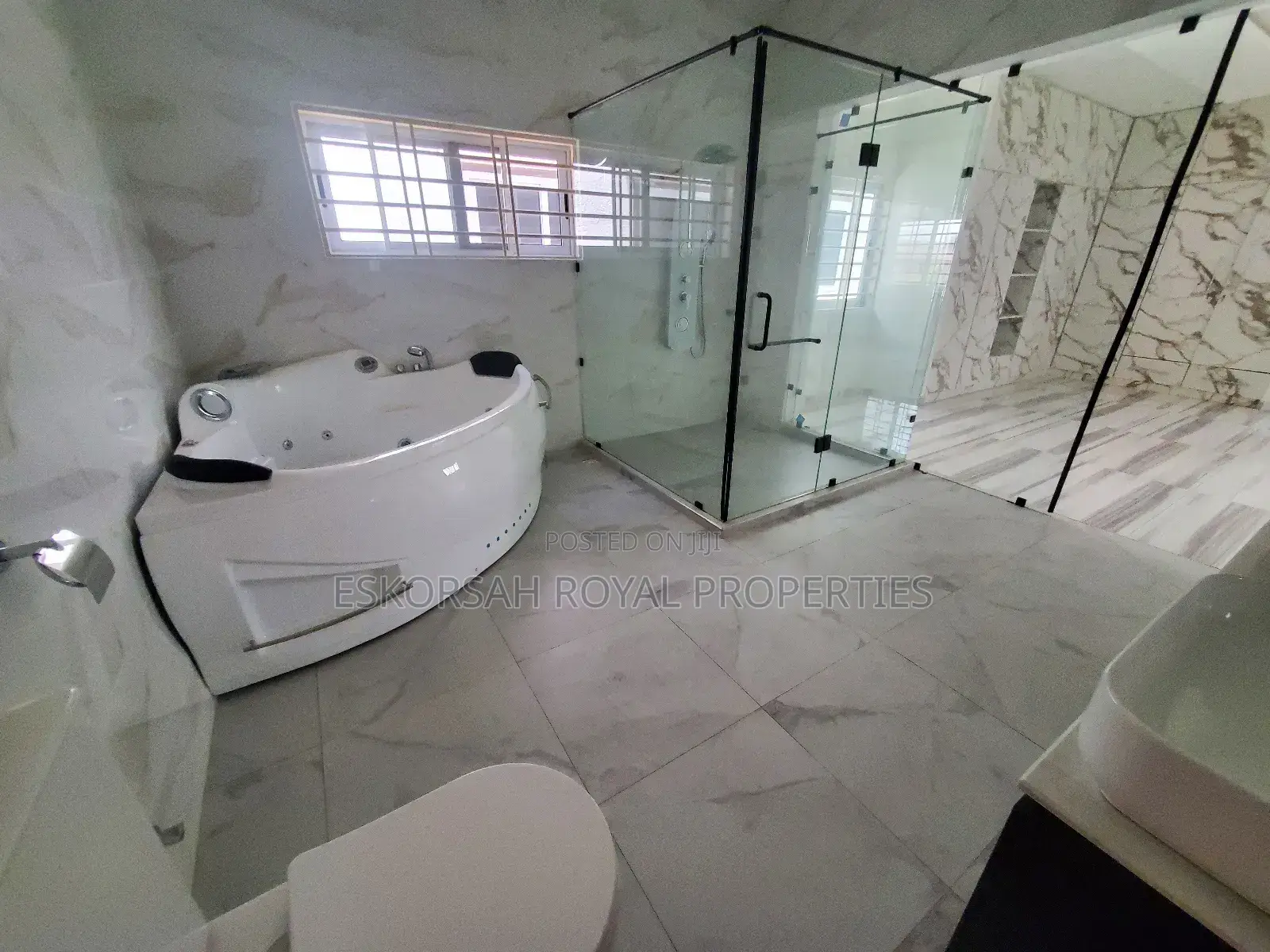 4bdrm House in Lakeside Estate for sale