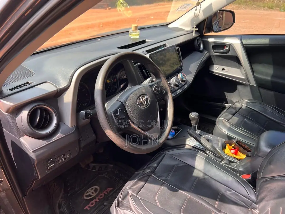 Toyota RAV4 LE 4dr SUV (2.5L 4cyl 6A) 2018 Gray