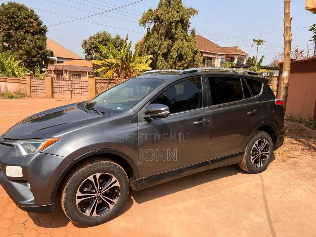 Toyota RAV4 LE 4dr SUV (2.5L 4cyl 6A) 2018 Gray