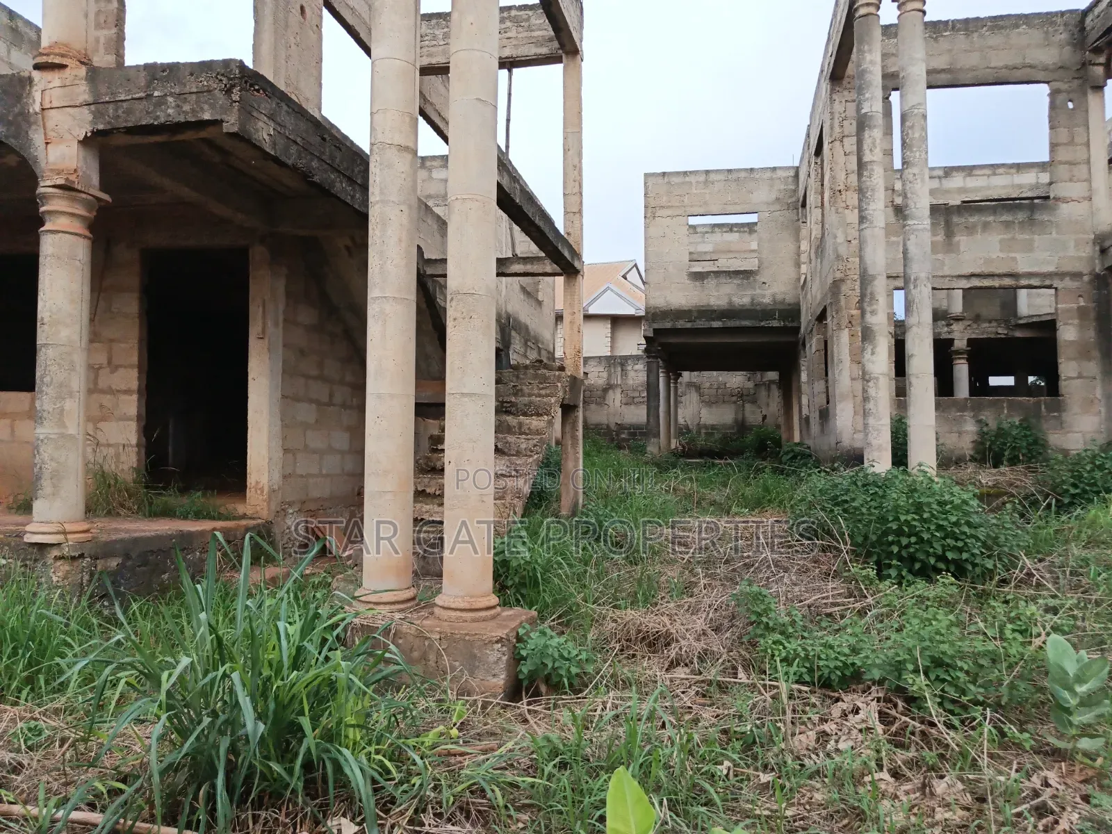 13bdrm Block of Flats in Ejisu Besease K Lebi for sale
