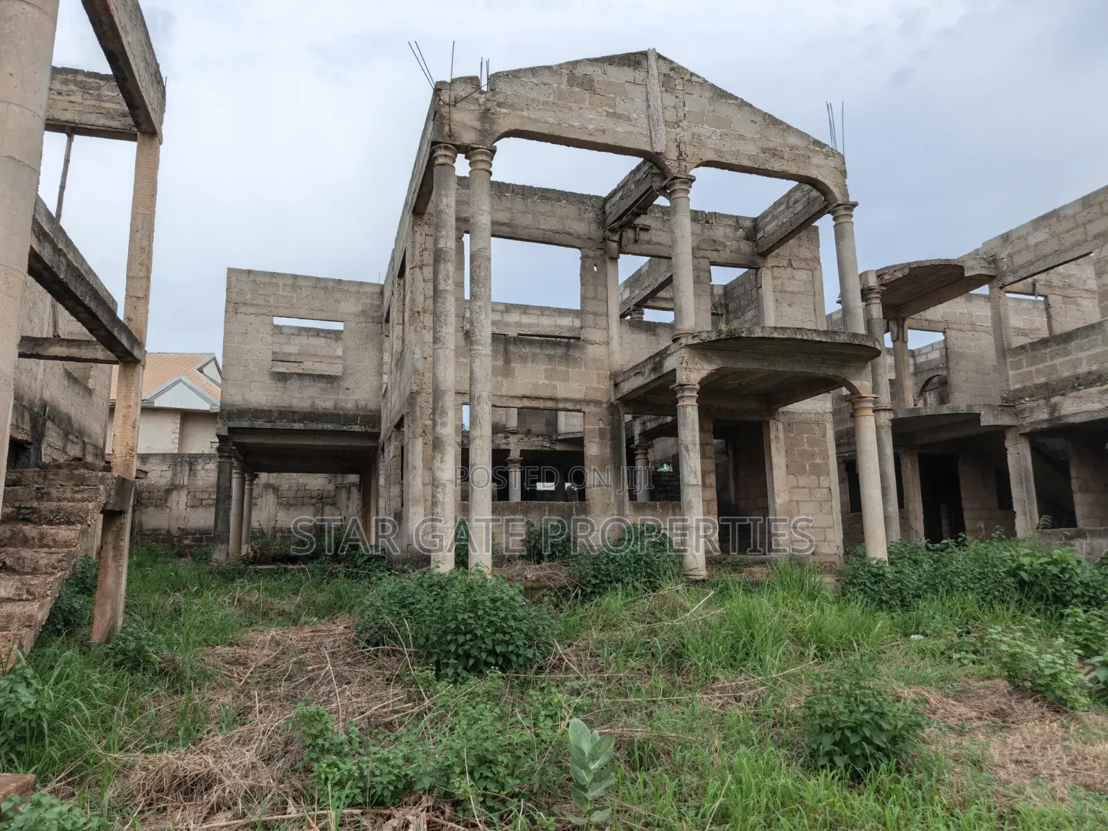 13bdrm Block of Flats in Ejisu Besease K Lebi for sale
