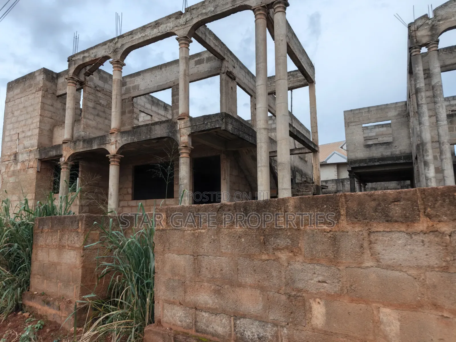 13bdrm Block of Flats in Ejisu Besease K Lebi for sale