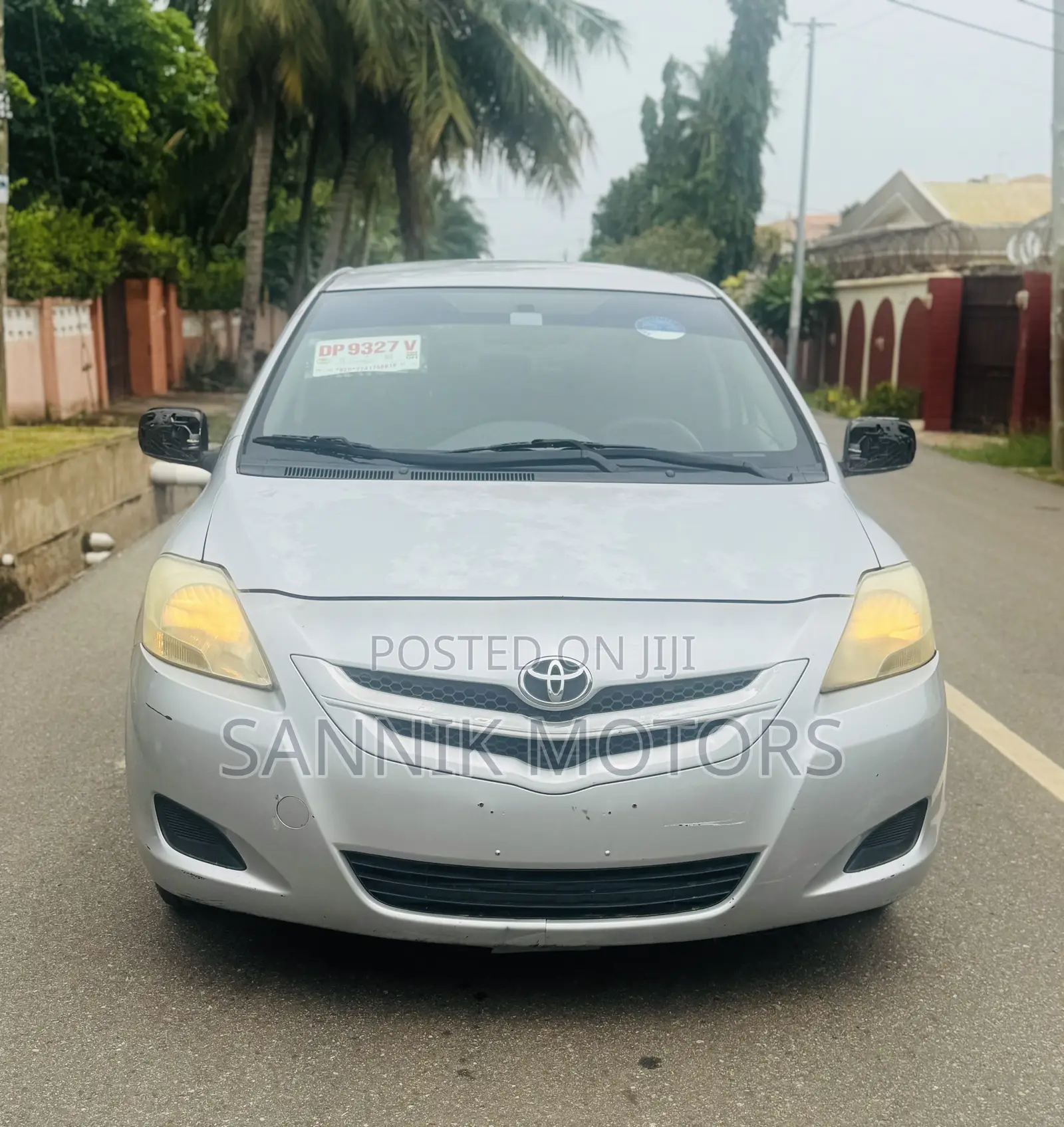 Toyota Yaris Base Sedan 4dr 2010 Silver