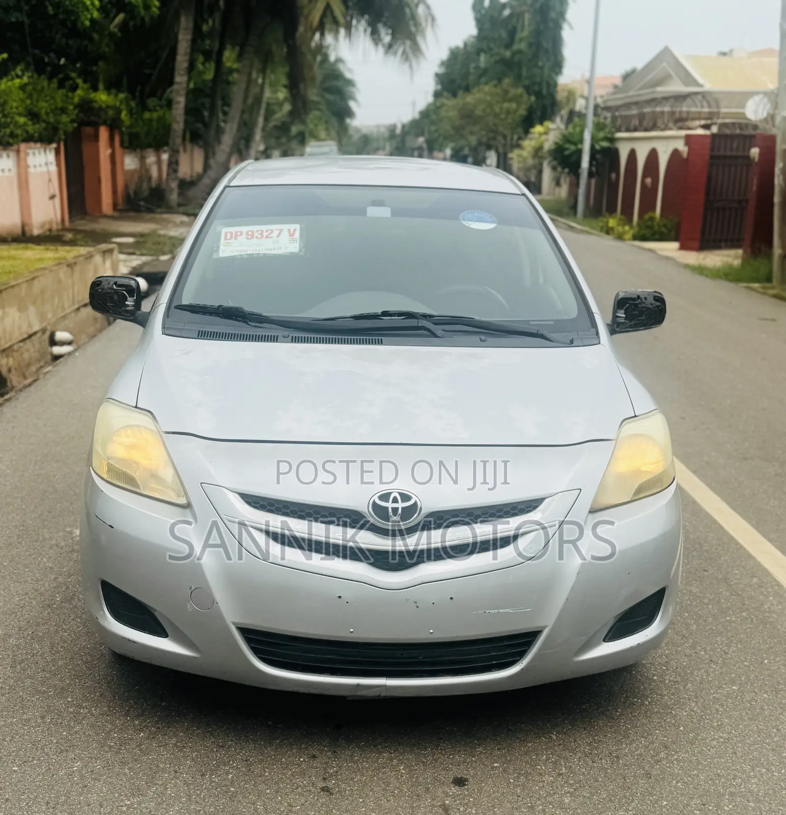 Toyota Yaris Base Sedan 4dr 2010 Silver