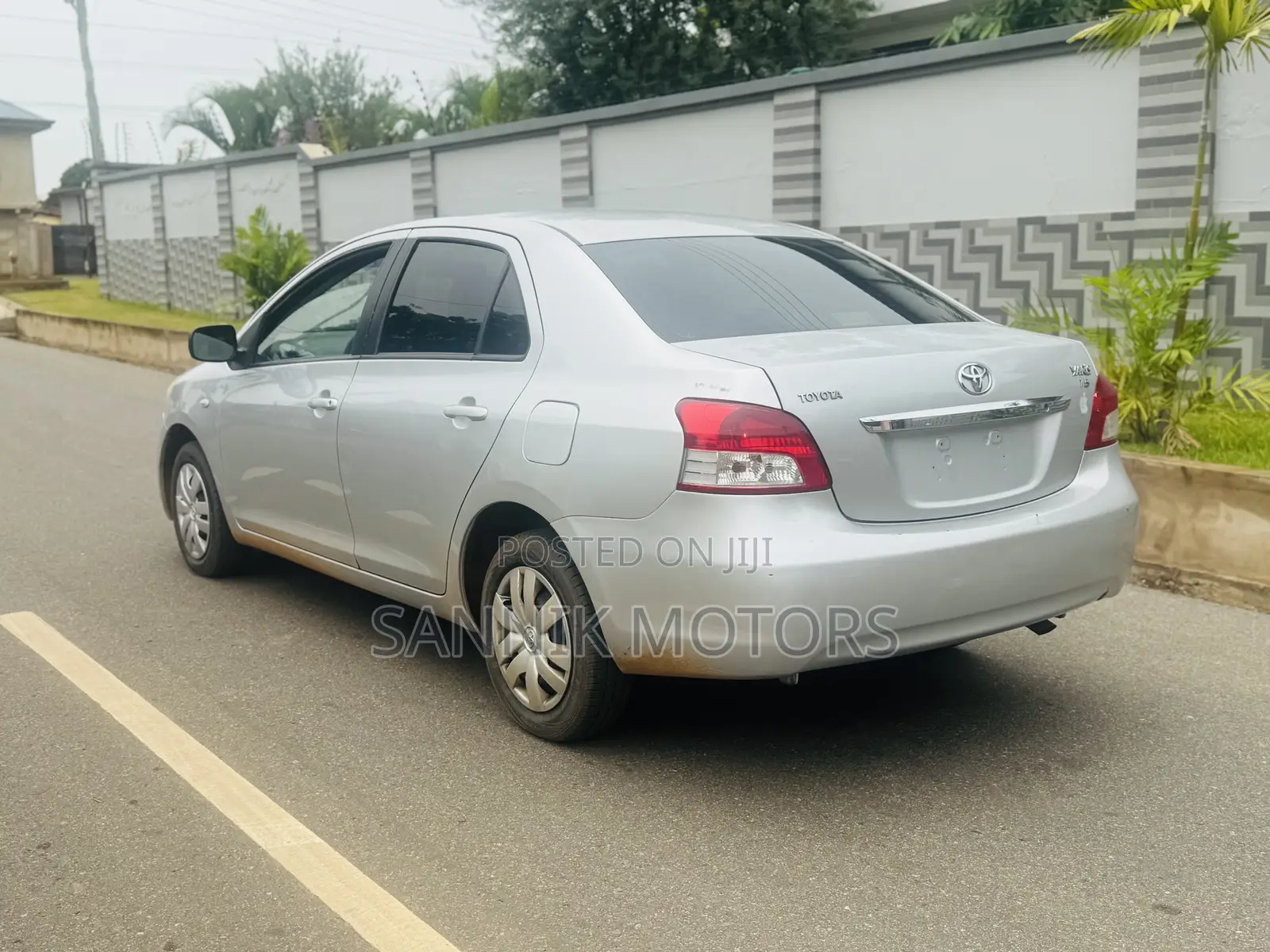 Toyota Yaris Base Sedan 4dr 2010 Silver