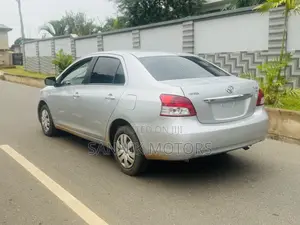 Toyota Yaris Base Sedan 4dr 2010 Silver