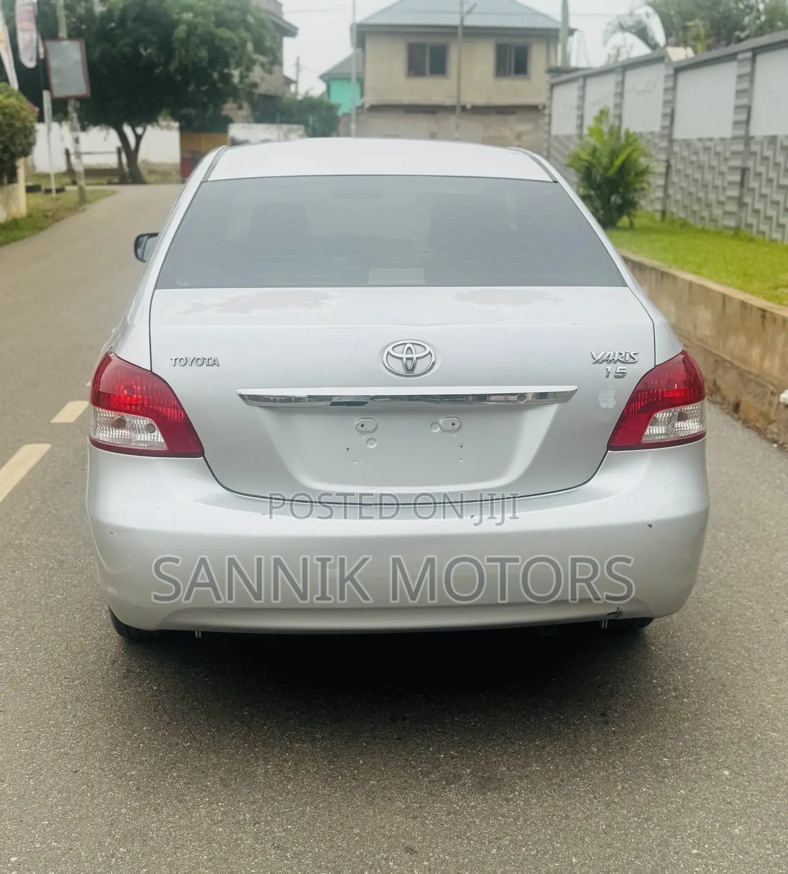 Toyota Yaris Base Sedan 4dr 2010 Silver
