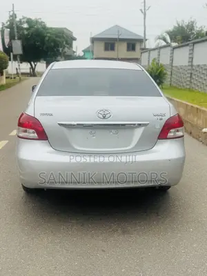 Toyota Yaris Base Sedan 4dr 2010 Silver