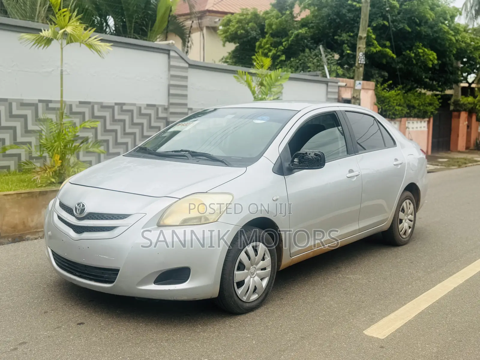 Toyota Yaris Base Sedan 4dr 2010 Silver